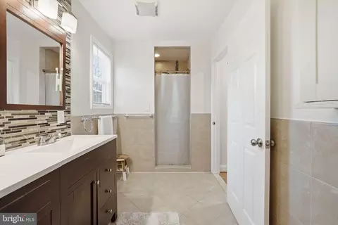 Bath - 9115 Bradford Rd, Silver Spring, MD 20901 photo 3 of 4