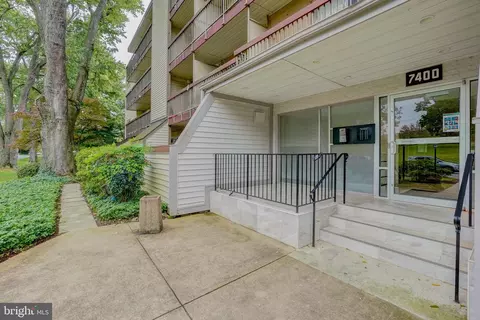 7400 Lakeview Dr #405, Bethesda, MD 20817