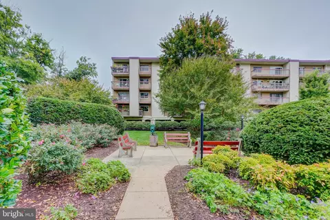 7400 Lakeview Dr #405, Bethesda, MD 20817