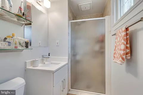 Bath - 8501 Aqueduct Rd, Potomac, MD 20854 photo 2 of 4
