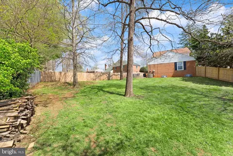 Exterior - 8501 Aqueduct Rd, Potomac, MD 20854 photo 12 of 14