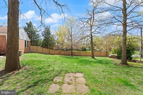 Exterior - 8501 Aqueduct Rd, Potomac, MD 20854 photo 13 of 14