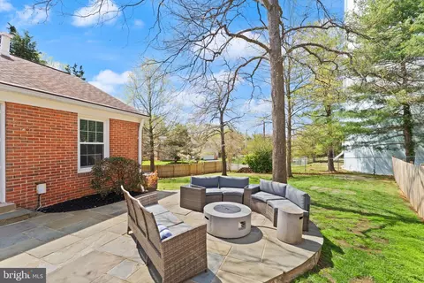Exterior - 8501 Aqueduct Rd, Potomac, MD 20854 photo 9 of 14