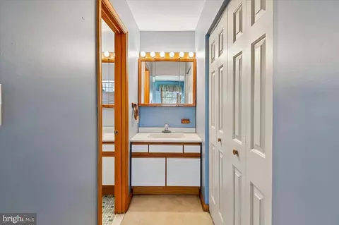 Entry Way - 705 Marshall Manor Dr, Silver Spring, MD 20905 photo 3 of 4