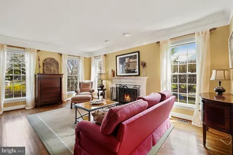 Living - 10 Meyer Point Ct, Potomac, MD 20854 photo 3 of 4