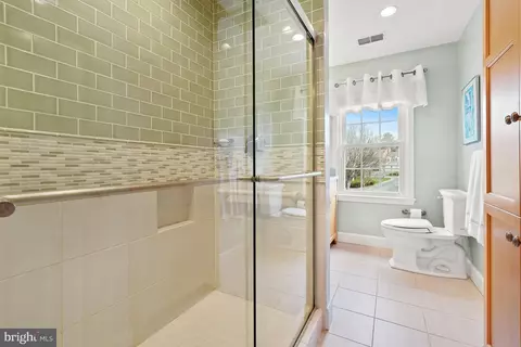Bath - 10 Meyer Point Ct, Potomac, MD 20854 photo 4 of 6