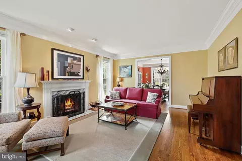 Living - 10 Meyer Point Ct, Potomac, MD 20854 photo 2 of 4
