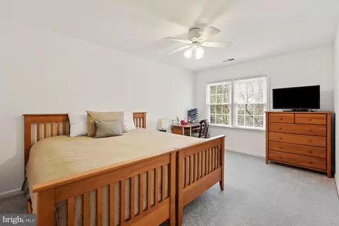 Bedroom - 10 Meyer Point Ct, Potomac, MD 20854 photo 4 of 6