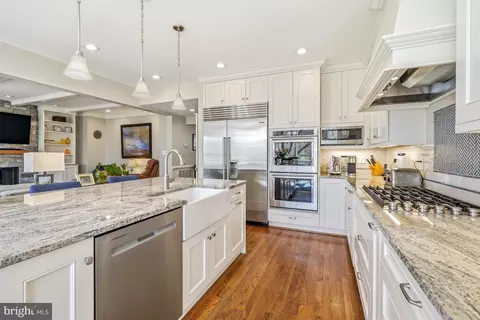 Kitchen - 10 Meyer Point Ct, Potomac, MD 20854 photo 5 of 9