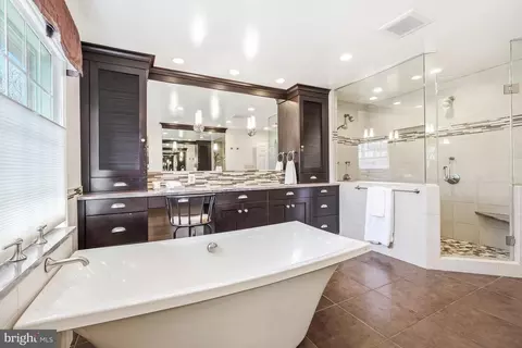 Bath - 10 Meyer Point Ct, Potomac, MD 20854 photo 3 of 6