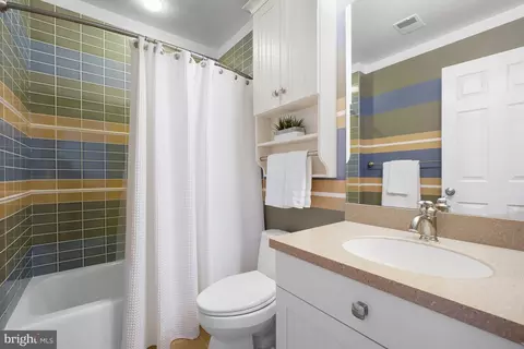 Bath - 10 Meyer Point Ct, Potomac, MD 20854 photo 5 of 6