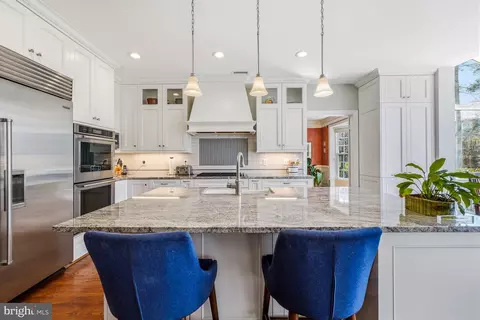Kitchen - 10 Meyer Point Ct, Potomac, MD 20854 photo 3 of 9
