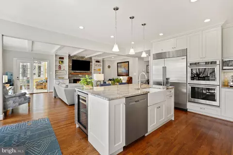 Kitchen - 10 Meyer Point Ct, Potomac, MD 20854 photo 7 of 9