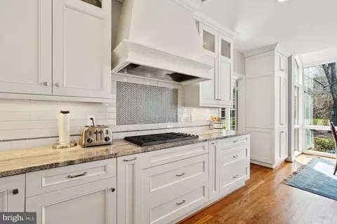 Kitchen - 10 Meyer Point Ct, Potomac, MD 20854 photo 9 of 9