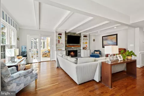 Living - 10 Meyer Point Ct, Potomac, MD 20854 photo 1 of 4