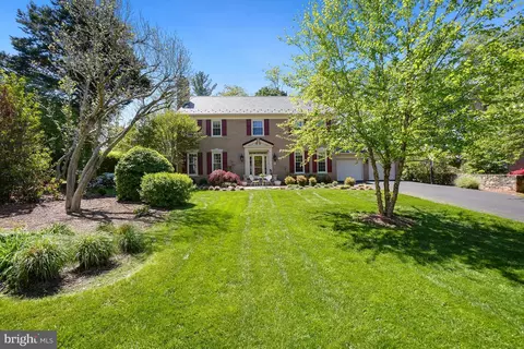 Exterior - 10 Meyer Point Ct, Potomac, MD 20854 photo 2 of 6