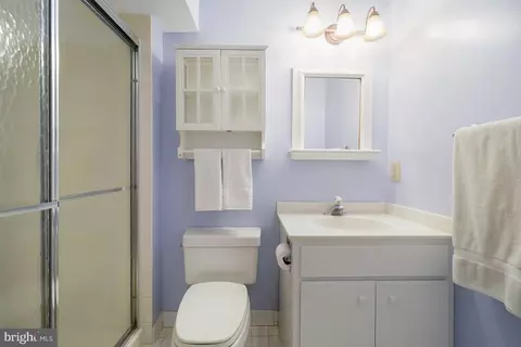 Bath - 10 Meyer Point Ct, Potomac, MD 20854 photo 6 of 6