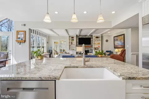 Kitchen - 10 Meyer Point Ct, Potomac, MD 20854 photo 6 of 9