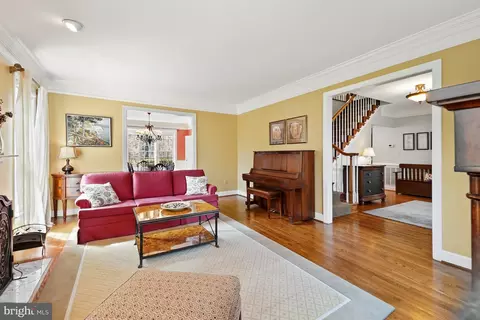 Living - 10 Meyer Point Ct, Potomac, MD 20854 photo 4 of 4