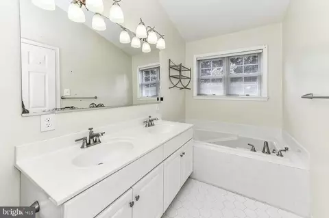 Bath - 2 Parker Farm Ct, Silver Spring, MD 20906 photo 3 of 4