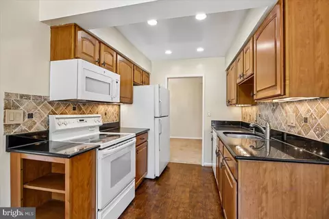 Kitchen - 15320 Pine Orchard Dr #83-1F, Silver Spring, MD 20906 photo 2 of 2