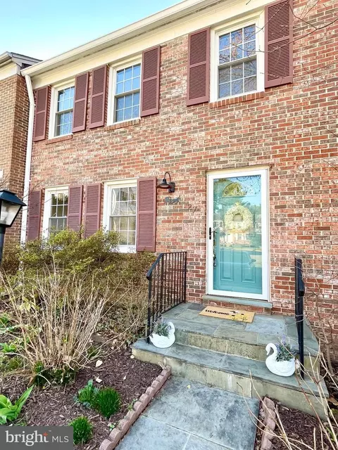 27 Chantilly Ct, Rockville, MD 20850