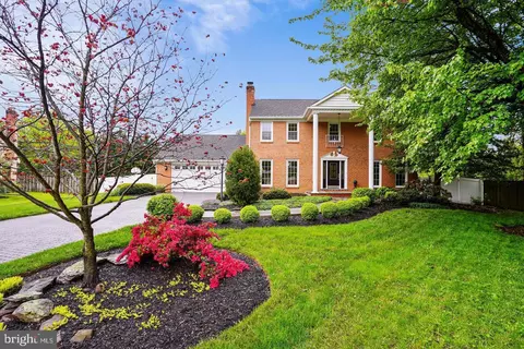 6 Crestview Ct, Potomac, MD 20854