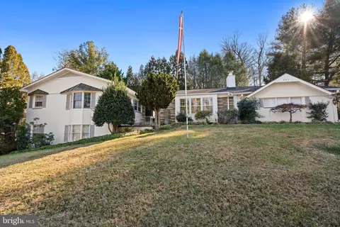 7313 Helmsdale Rd, Bethesda, MD 20817