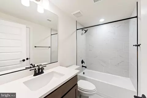 Bath - 17100 Evans Way, Poolesville, MD 20837 photo 3 of 3