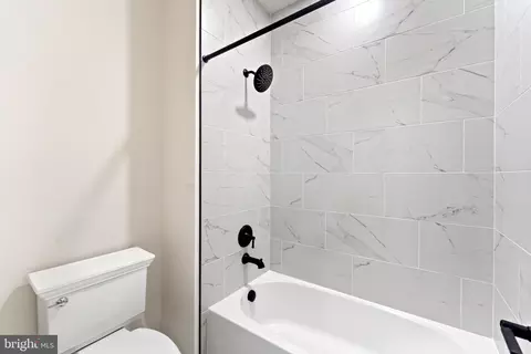 Bath - 17100 Evans Way, Poolesville, MD 20837 photo 2 of 3