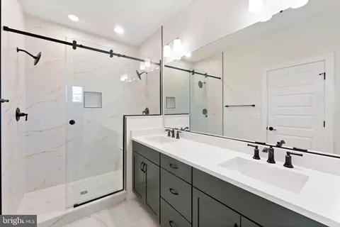 Bath - 17100 Evans Way, Poolesville, MD 20837 photo 1 of 3