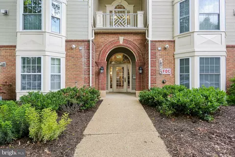 18715 Sparkling Water Dr #9-202, Germantown, MD 20874