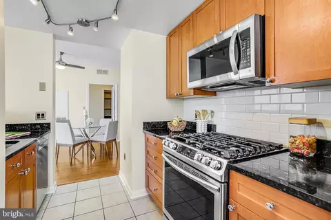 Kitchen - 930 Wayne Ave #1009, Silver Spring, MD 20910 photo 3 of 4