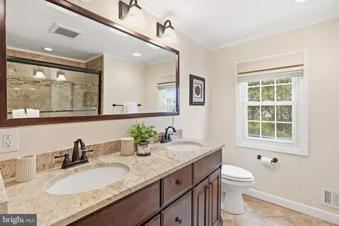 Bath - 1 Paddock Ct, Potomac, MD 20854 photo 3 of 5