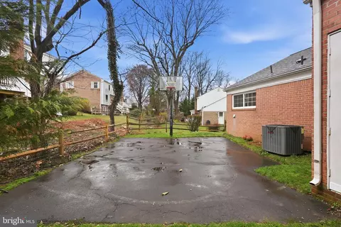 Exterior - 1 Paddock Ct, Potomac, MD 20854 photo 5 of 6