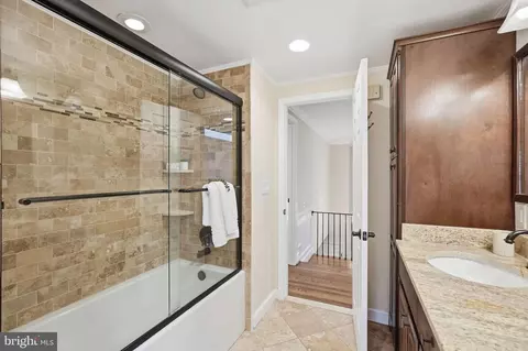Bath - 1 Paddock Ct, Potomac, MD 20854 photo 4 of 5