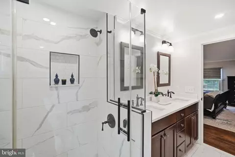 Bath - 1 Paddock Ct, Potomac, MD 20854 photo 2 of 5
