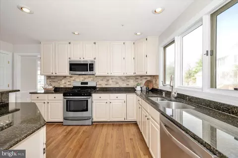 Kitchen - 17900 Hickman St, Poolesville, MD 20837 photo 6 of 8