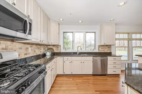 Kitchen - 17900 Hickman St, Poolesville, MD 20837 photo 4 of 8