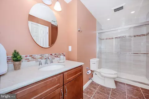 Bath - 17900 Hickman St, Poolesville, MD 20837 photo 7 of 8