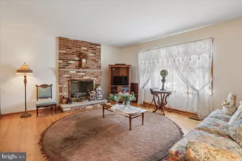 Living - 21909 Frederick Rd, Boyds, MD 20841 photo 2 of 2