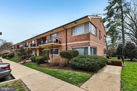 5013 Sentinel Dr #70, Bethesda, MD 20816