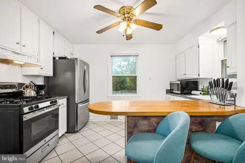 Kitchen - 10149 Sutherland Rd, Silver Spring, MD 20901 photo 1 of 2