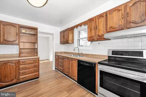 Kitchen - 11852 Huggins Dr, Silver Spring, MD 20902 photo 5 of 5
