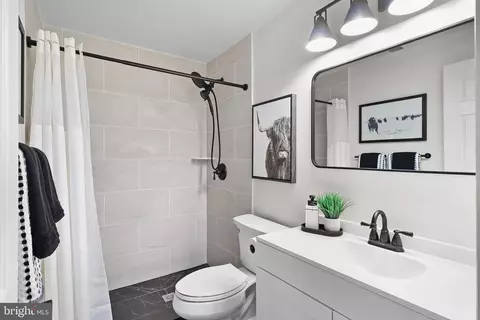 Bath - 9804 Highview Ave, Damascus, MD 20872 photo 3 of 3
