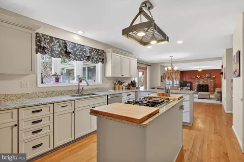 2036 Mayflower Dr, Silver Spring, MD 20905 photo 7