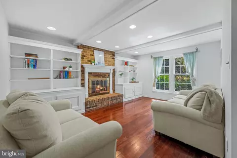 Living - 6 Starlight Ct, Potomac, MD 20854 photo 2 of 4
