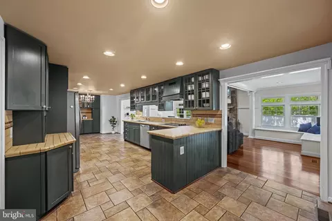 Kitchen - 6 Starlight Ct, Potomac, MD 20854 photo 5 of 7