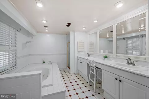 Bath - 6 Starlight Ct, Potomac, MD 20854 photo 2 of 5