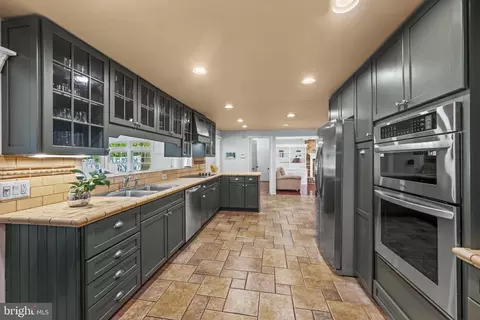 Kitchen - 6 Starlight Ct, Potomac, MD 20854 photo 4 of 7